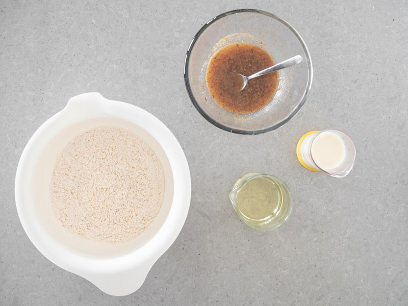 Składniki suche w misie. Obok napar herbaty z siemieniem lnianym, olej rzepakowy i napój sojowy.