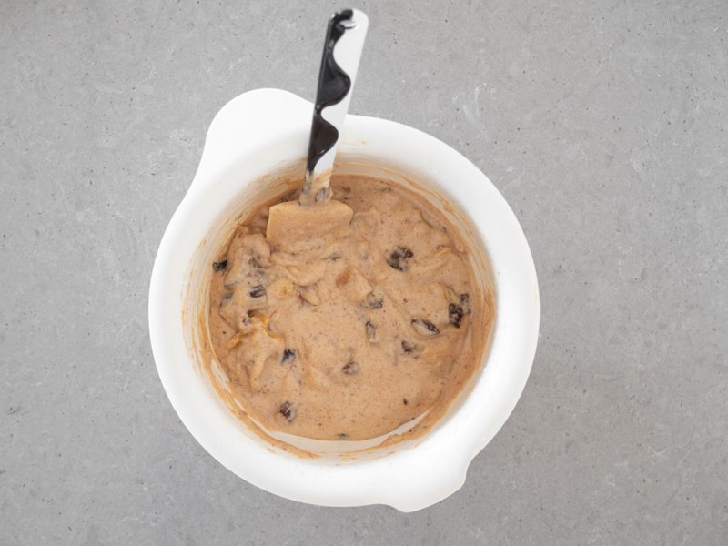 Wymieszane ciasto na wegański keks.