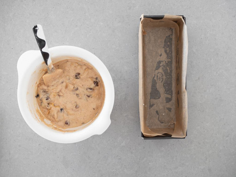 Ciasto na keks w misie oraz keksówka o długości 30 cm.