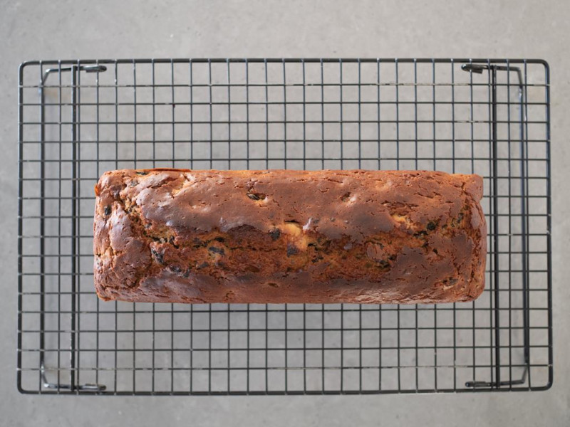 Upieczony wegański keks na kratce.