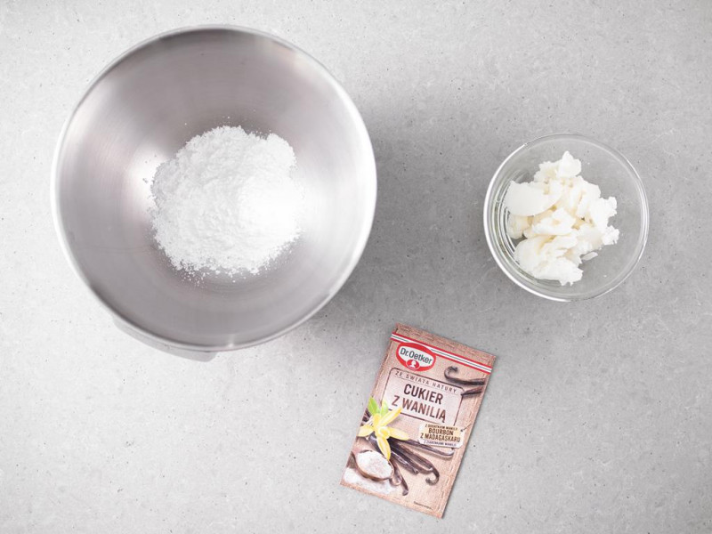 W misie cukier puder. Obok cukier z wanilią Dr. Oetkera i olej kokosowy w miseczce.