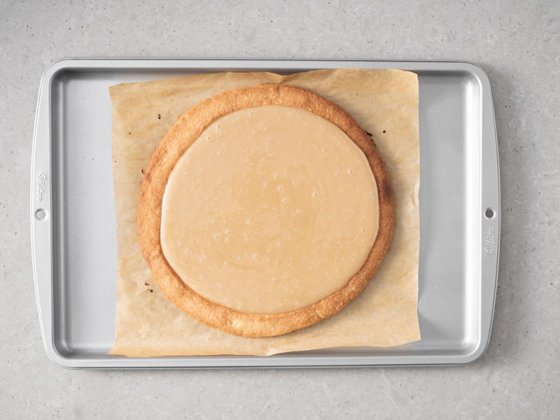 Wylana wegańska masa kajmakowa na ciasto kruche.