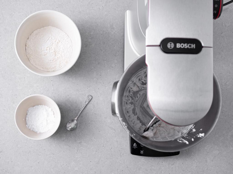 W miskach mąka pszenna oraz mąka ziemniaczana. Obok w łyżeczce sól. W misie robota kuchennego utarty olej kokosowy z cukrem.