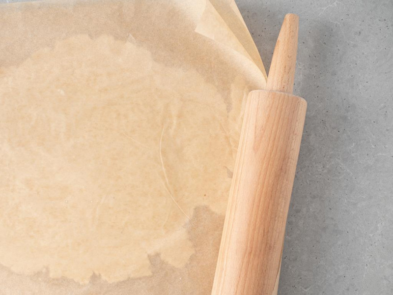 Schłodzone ciasto kruche, rozwałkowane pomiędzy dwoma arkuszami.