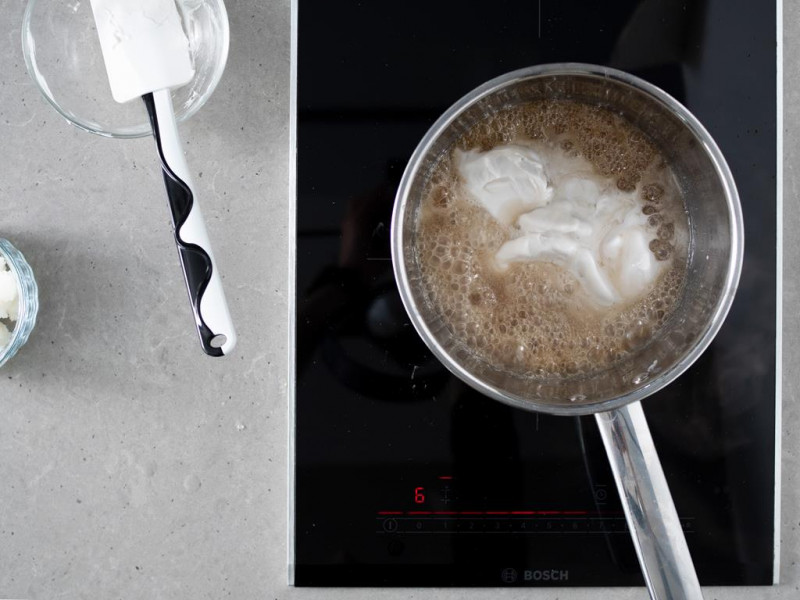 Podgrzewany cukier z mleczkiem kokosowym.