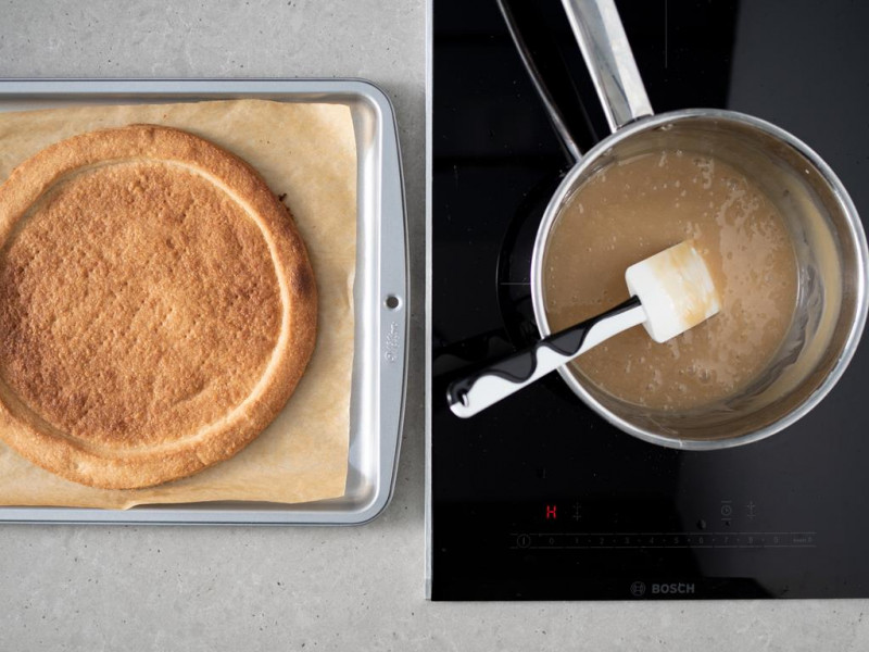 Gotowa wegańska masa kajmakowa w garnku. Obok wegańskie ciasto kruche.