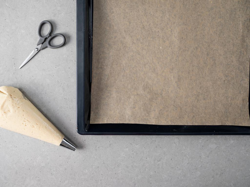 Ciasto przełożone do rękawa cukierniczego z tylką z okrągłą końcówką.