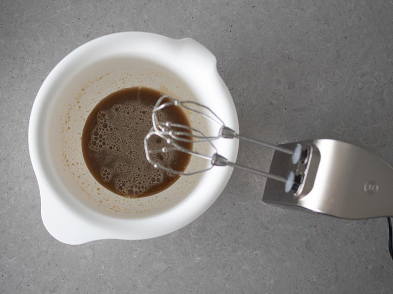 Cukier trzcinowy zmiksowany z napojem sojowym.