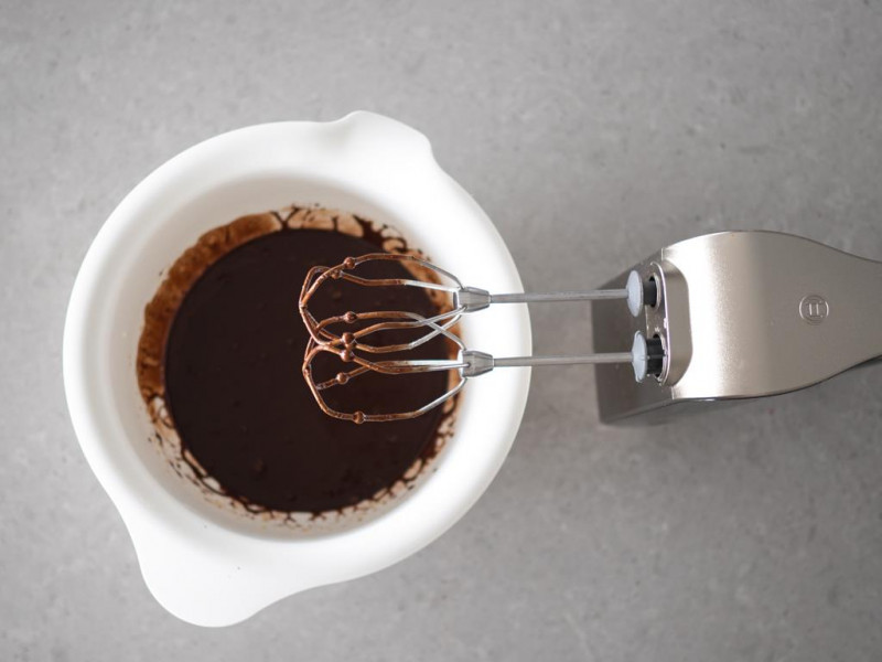 Masa czekoladowa w misie, zmiksowana za pomocą miksera ręcznego firmy Bosch.