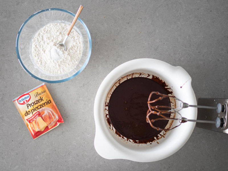 Masa czekoladowa w misie. Obok mąka pszenna i proszek do pieczenia Dr. Oetker.