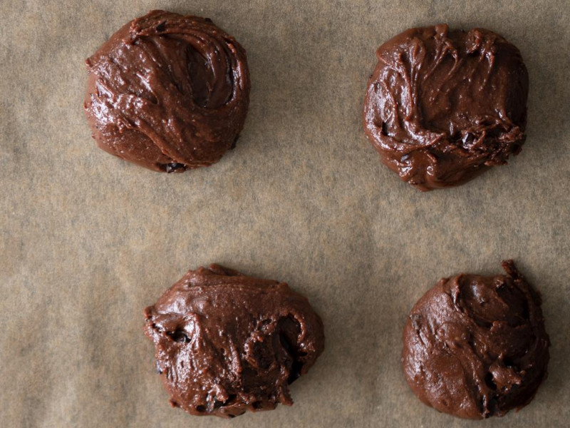 Ciasteczka wyłożone na blasze do pieczenia.