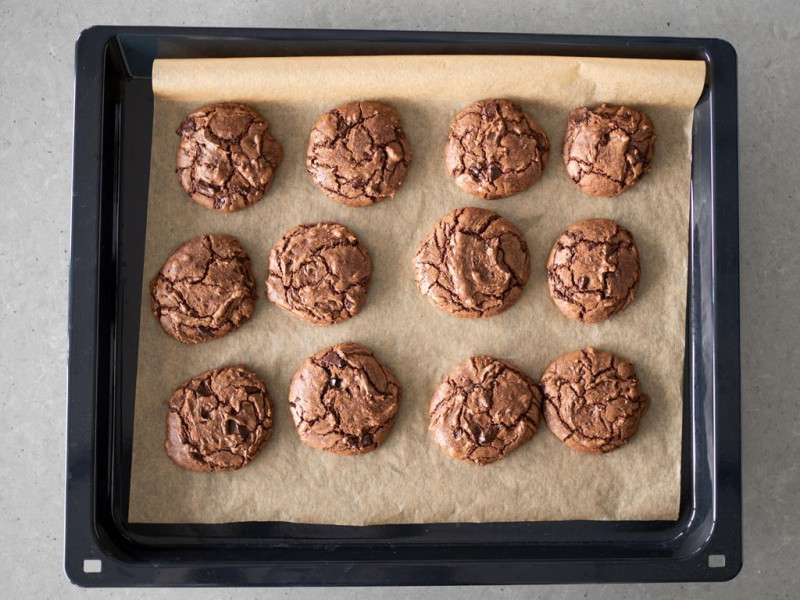 Upieczone ciasteczka na blasze z wyposażenia piekarnika.