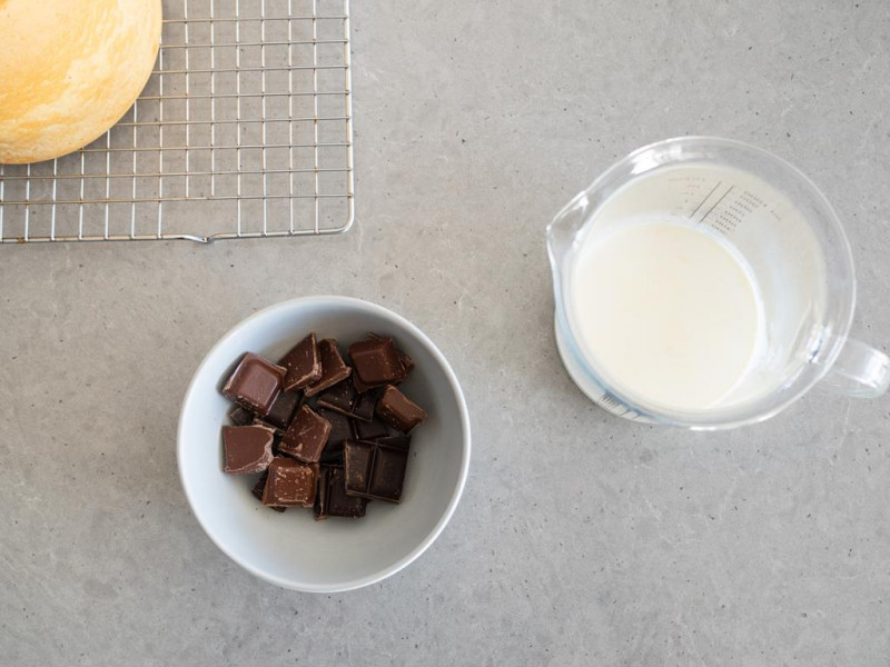czekolada deserowa i gorąca śmietanka na polewę