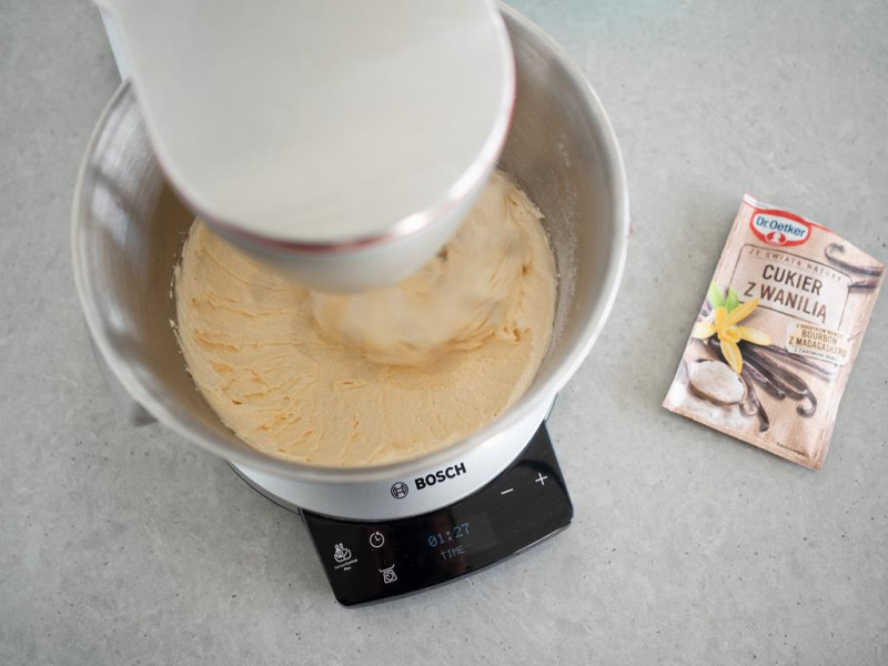 żółtka utarte z cukrem i cukrem z wanilią Dr. Oetkera