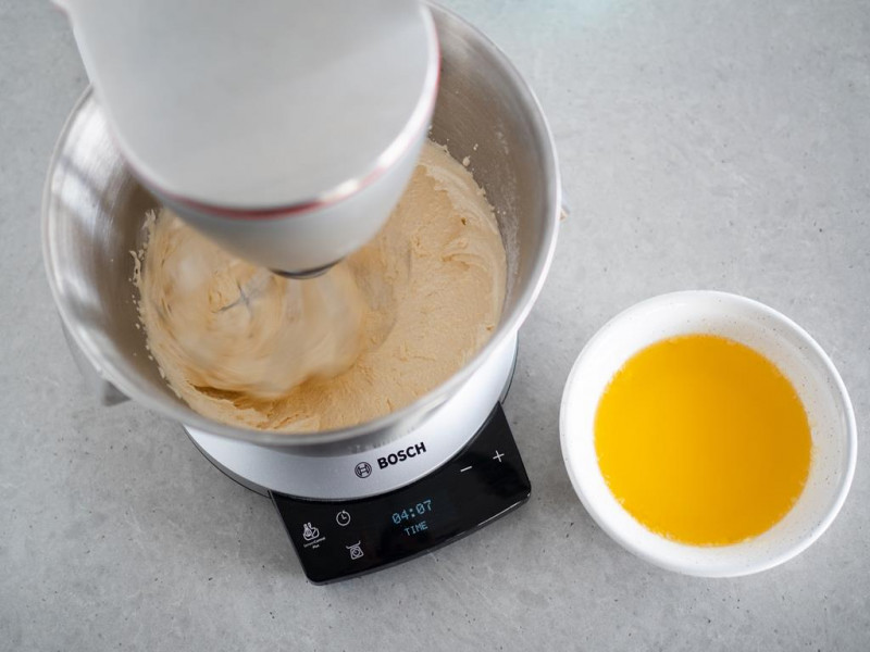 masa z żółtek z rozpuszczonym masłem. robot kuchenny Bosch OptiMUM MUM9BX5S65