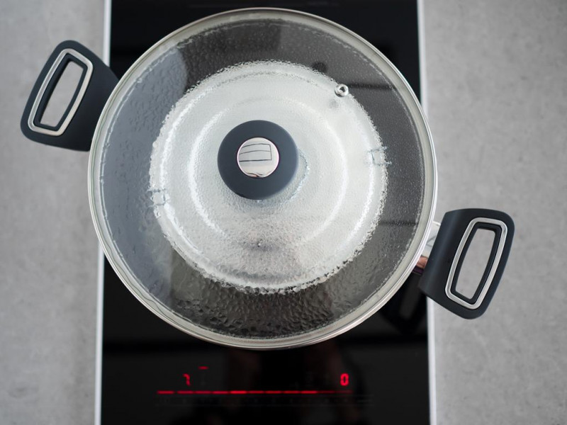 gotowanie babki w garnku, płyta indukcyjna Bosch dwa pola grzewcze