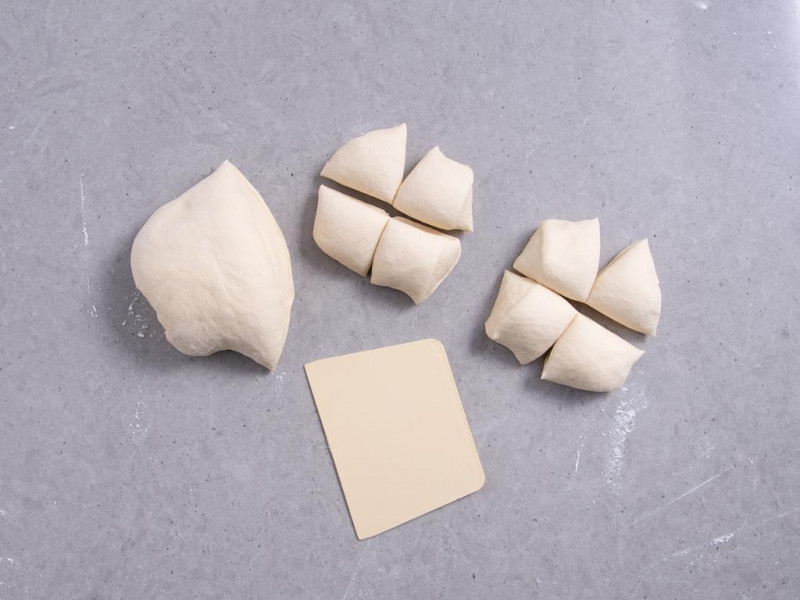 ciasto na bułeczki podzielone na części