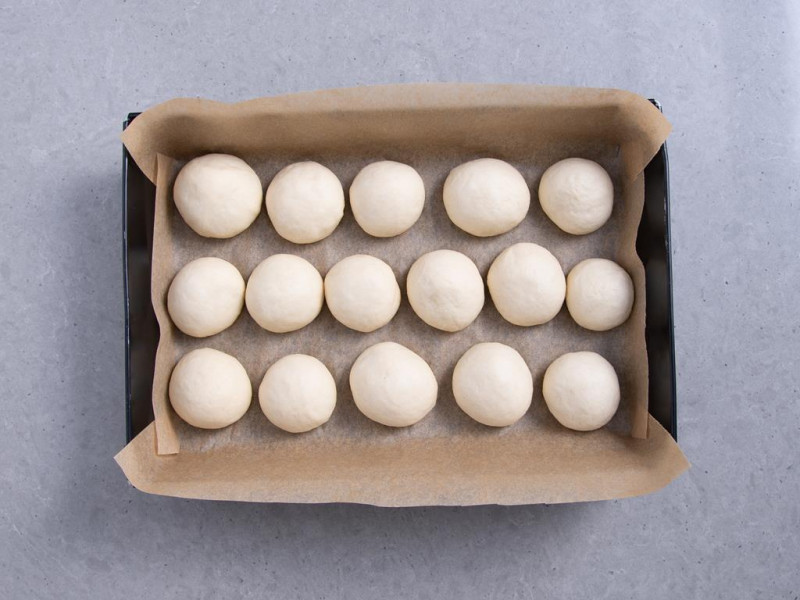 ciasto uformowane na bułeczki mleczne