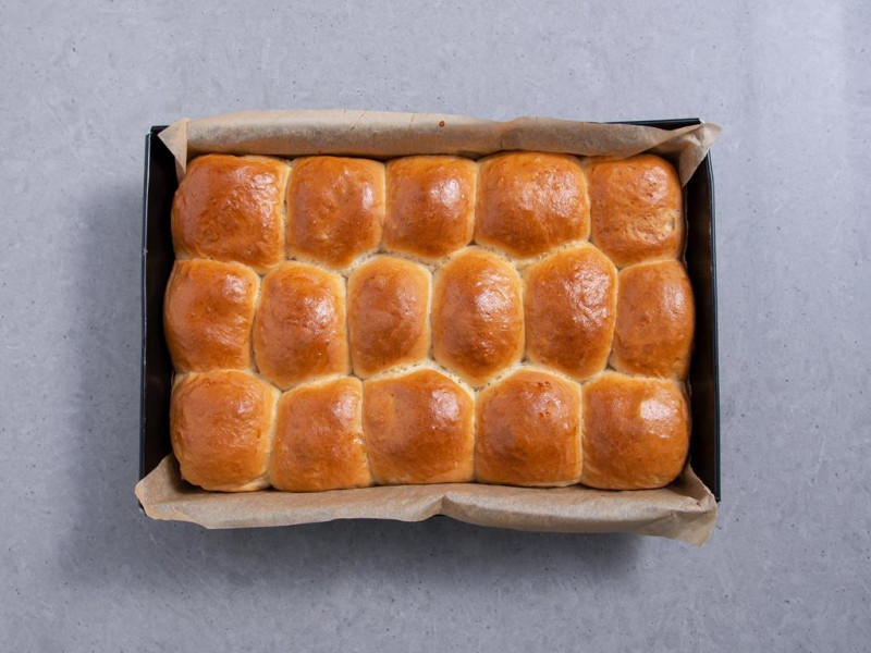 upieczone drożdżowe bułeczki mleczne