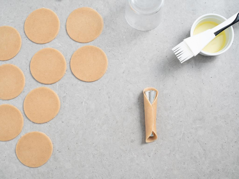 zawijanie ciasta na rurkach do włoskich cannoli