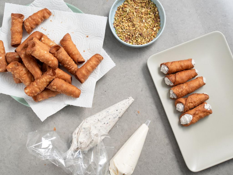 nadziewanie rurek cannoli ricottą i czekoladą