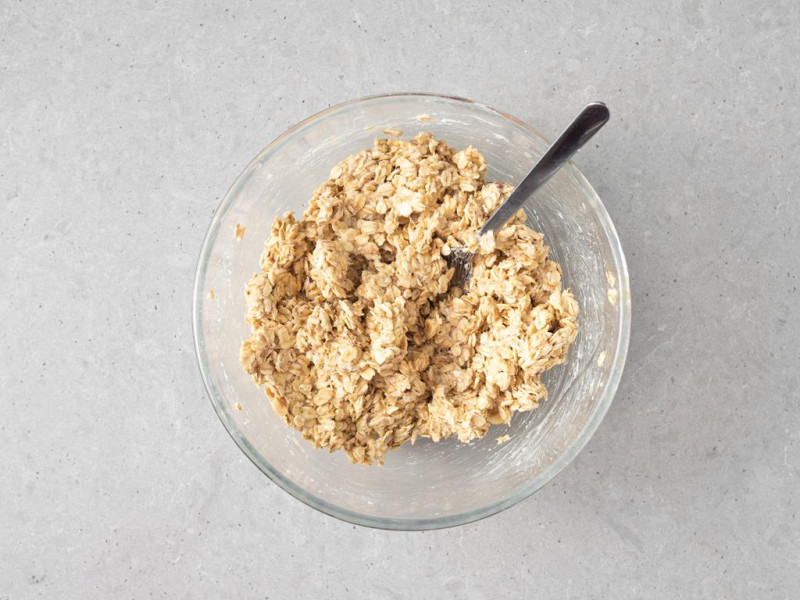 Masa na ciasteczka owsiane w misie.