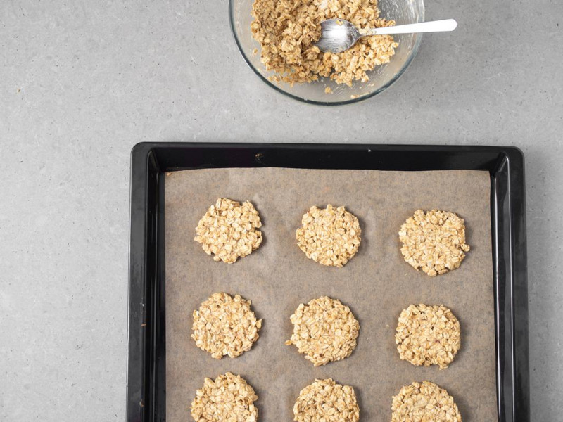 Ciasteczka owsiane nałożone na papier do pieczenia.
