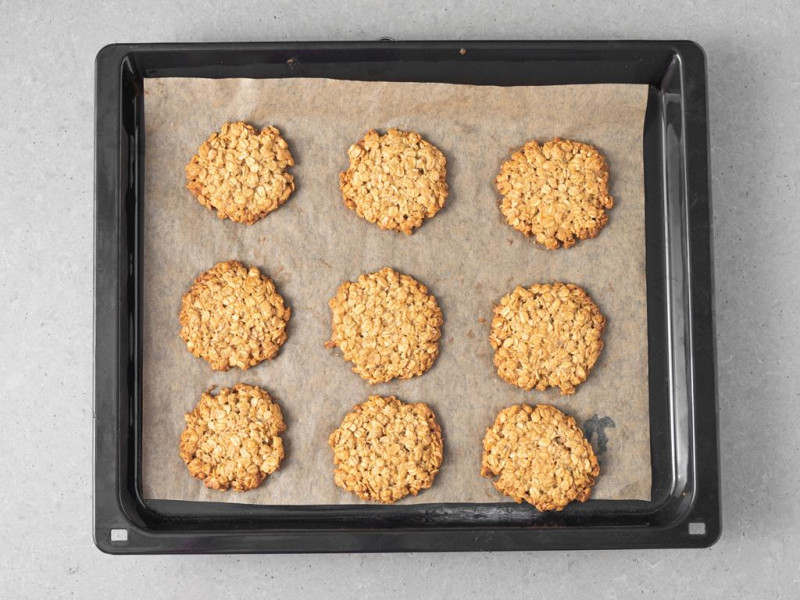 Upieczone ciastka owsiane.