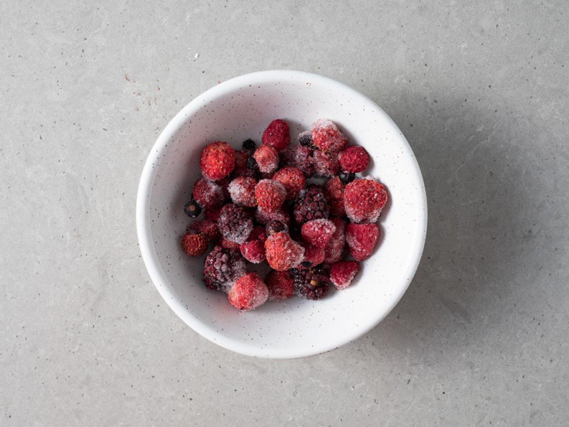 Zamrożone owoce w miseczce.
