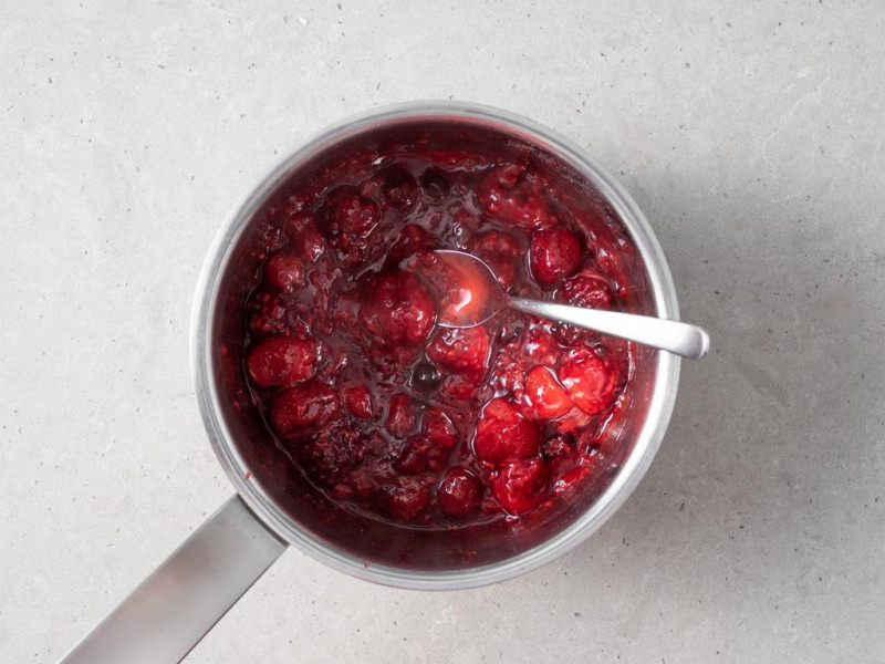 Sos owocowy w garnuszku.