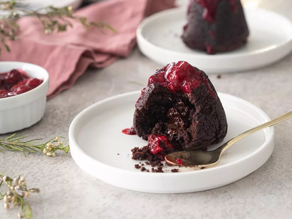 Wegański deser czekoladowy lava cake z sosem owocowym - Wszystkiego Słodkiego