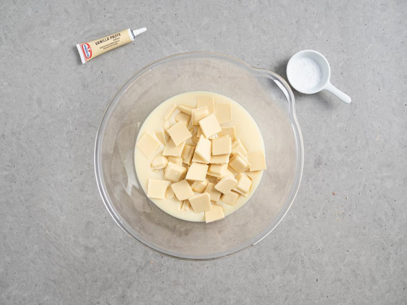 pasta waniliowa Dr. Oetkera , mleko skondensowane słodzone, sól morska, biała czekolada