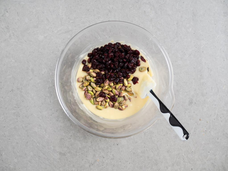 masa z białej czekolady, pistacje i żurawina