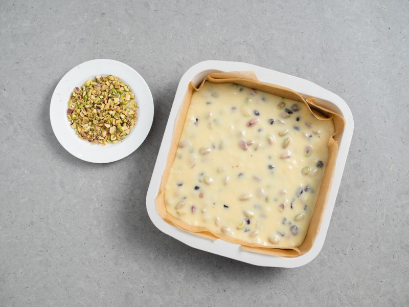 masa z białej czekolady wymieszana z żurawiną i pistacjami