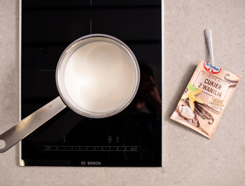 mleko i cukier z wanilia Dr. Oetkera