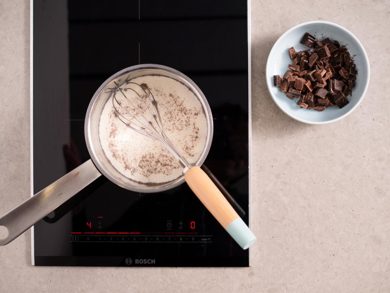 gorące mleko z cukrem z wanilią Dr. Oetkera, kawałki czekolady