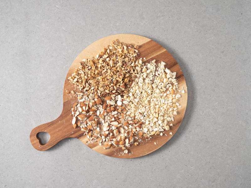 Posiekane bakalie na desce do granoli