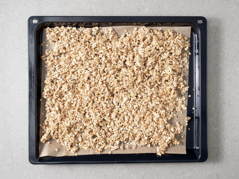 Gotowa granola na blasze do pieczenia.