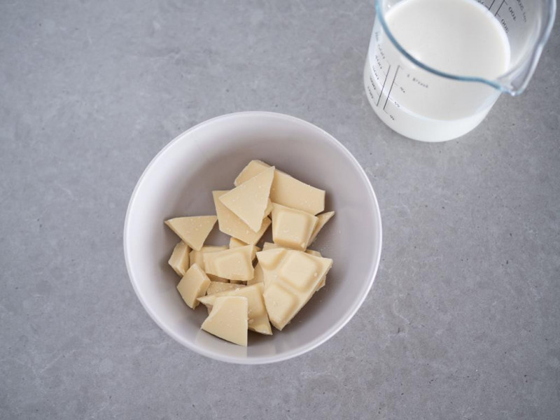Kostki białej czekolady i gorąca śmietanka