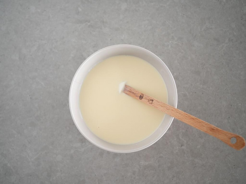 Biała czekolada rozpuszczona w śmietance kremówce