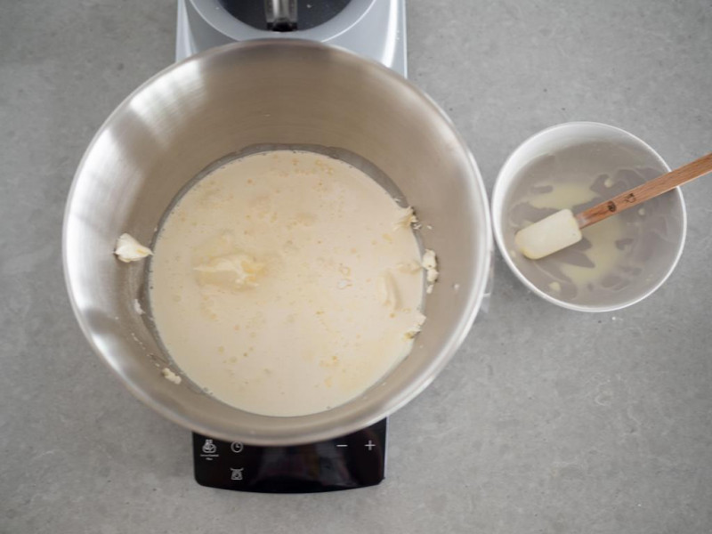 Śmietanka z białą czekoladą wymieszana z serkiem mascarpone