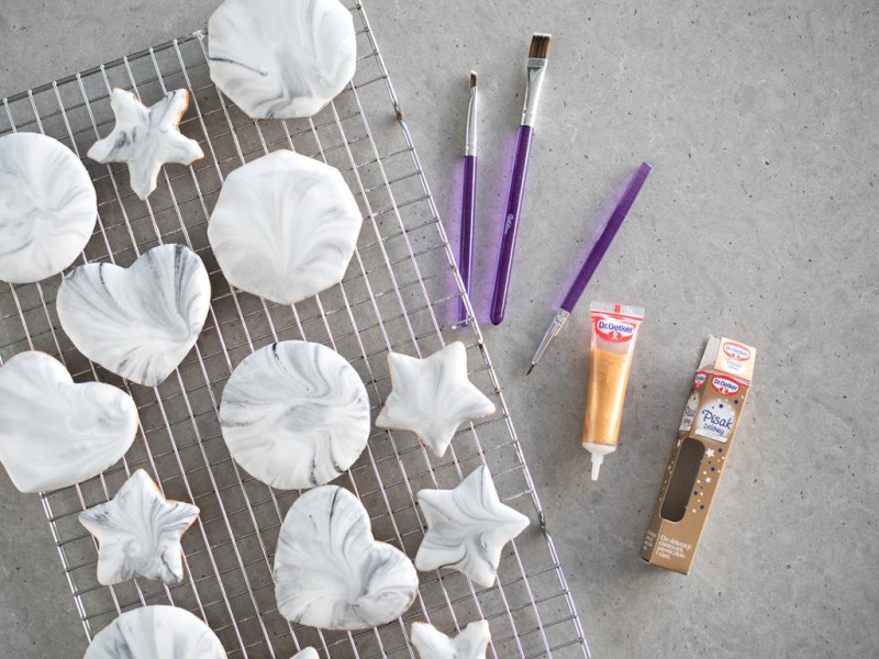 lukrowane ciasteczka, pędzle Wilton, pisak żelowy złoty Dr. Oetkera