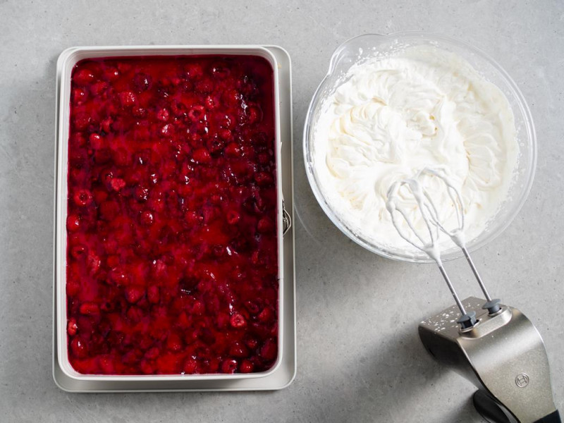 krem waniliowy wykładany na galaretkę z malinami