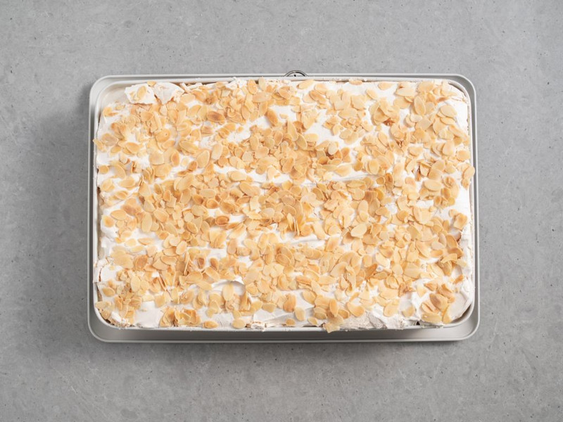 beza z płatkami migdałów na kremie waniliowym