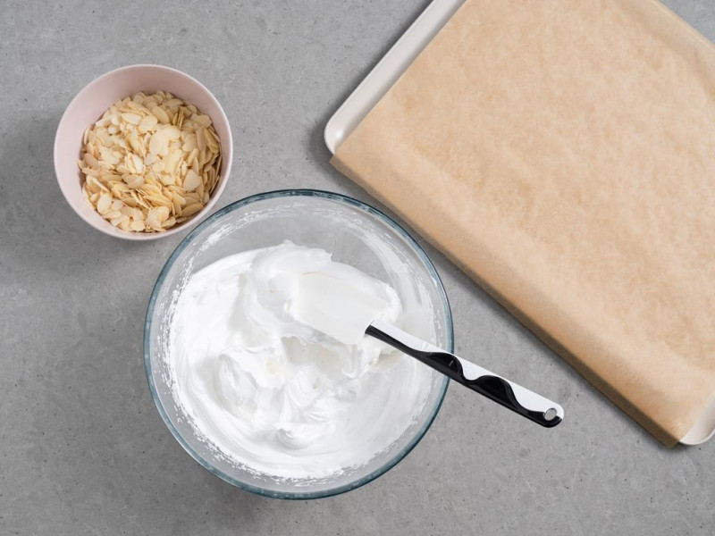 piana bezowa i płatki migdałów