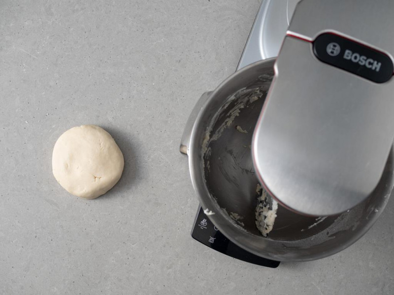 Robot kuchenny firmy Bosch i kruche ciasto wegańskie obok.