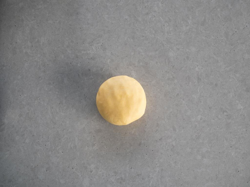 Ciasto na mazurek uformowane w kulk臋