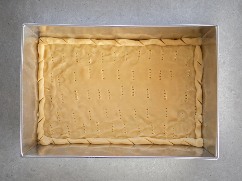 Kruche ciasto na mazurek wy艂o偶one na sp贸d blachy