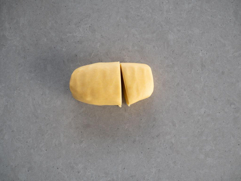 Sch艂odzone ciasto na mazurek podzielone na dwie cz臋艣ci