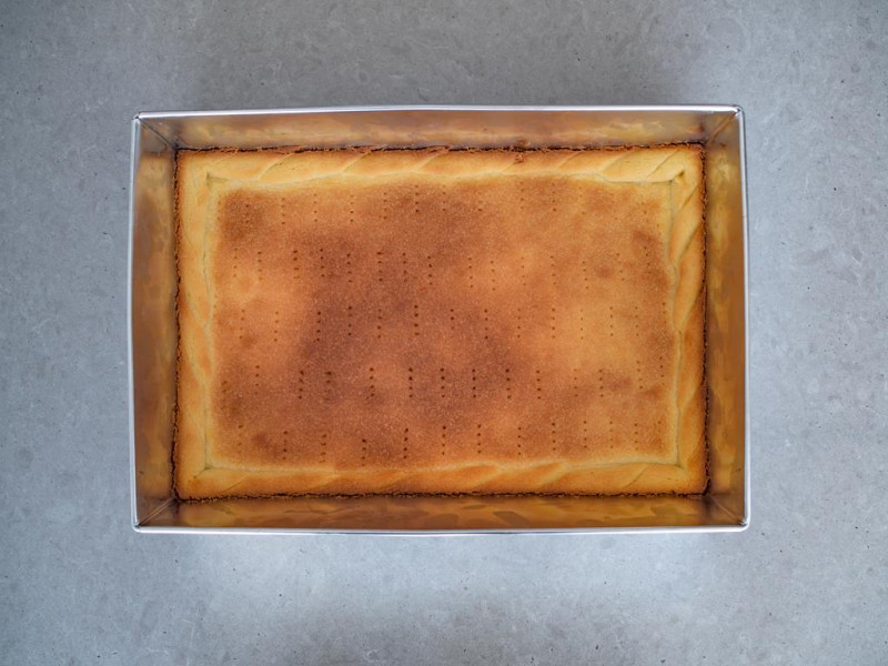 Upieczony kruchy sp贸d na mazurek